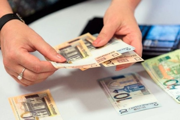 Обязан ли работник вернуть излишне выплаченную зарплату? Отвечает Минтруда