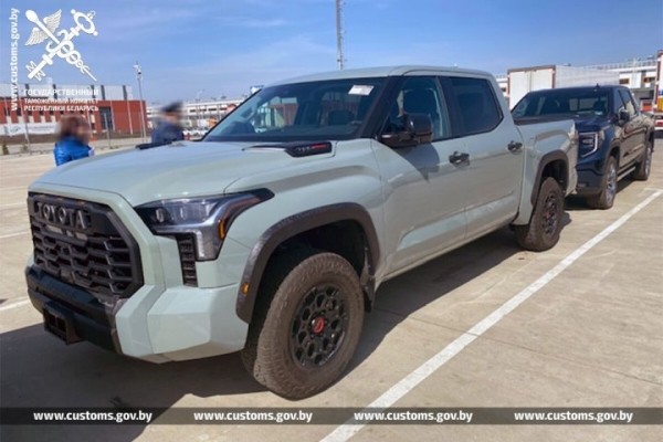 Какие машины и куда чаще всего везут через Беларусь нелегально, рассказали в ГТК