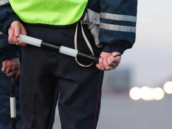 Парень дал подруге прокатиться по деревне на своем авто. Вдруг – ГАИ. А у девушки нет прав. Штрафы получили оба