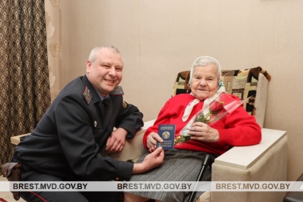 100-летней жительнице Пружан вручили новый паспорт 100-летней жительнице Пружан вручили новый паспорт