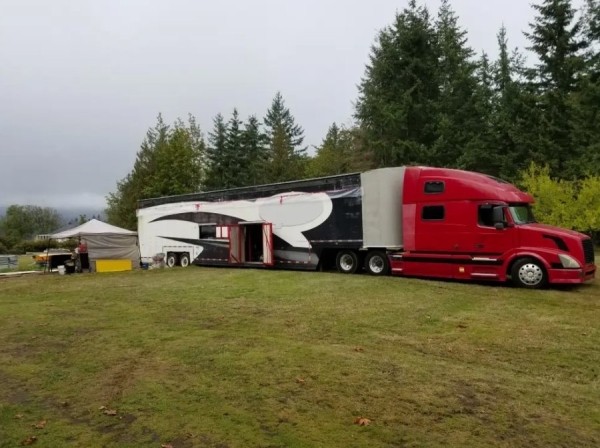 Пенсионеры потратили пять лет и $180 тысяч на превращение старой фуры в большой мобильный дом