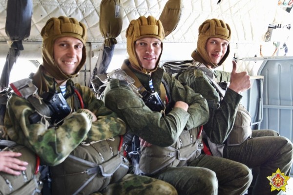 Под Брестом с вертолета десантировались более 200 военнослужащих