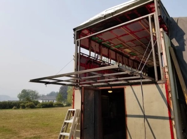 Пенсионеры потратили пять лет и $180 тысяч на превращение старой фуры в большой мобильный дом