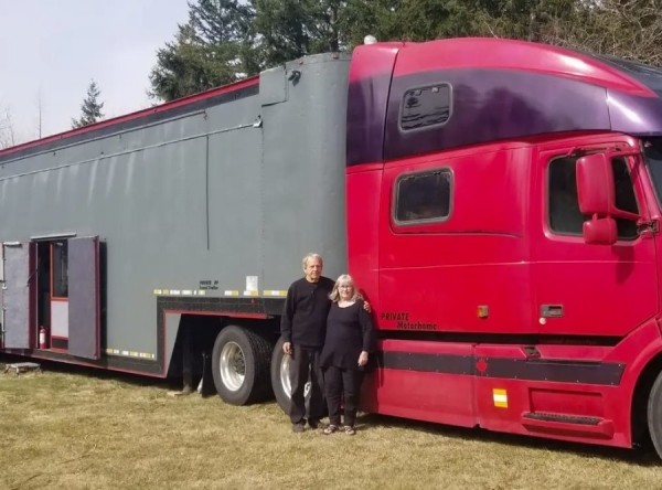 Пенсионеры потратили пять лет и $180 тысяч на превращение старой фуры в большой мобильный дом