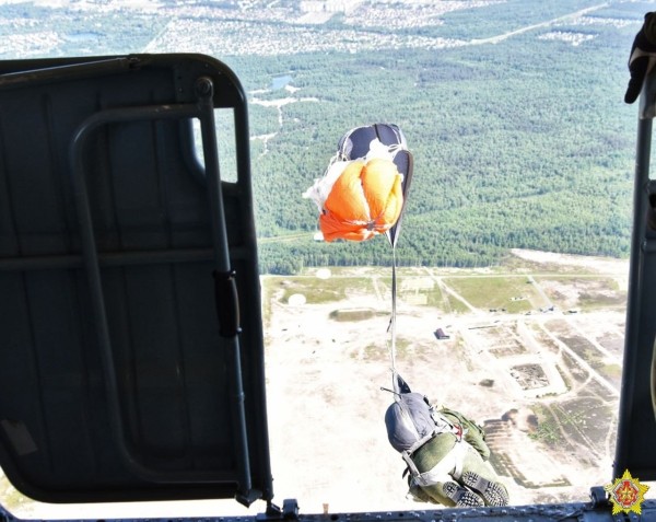 Под Брестом с вертолета десантировались более 200 военнослужащих