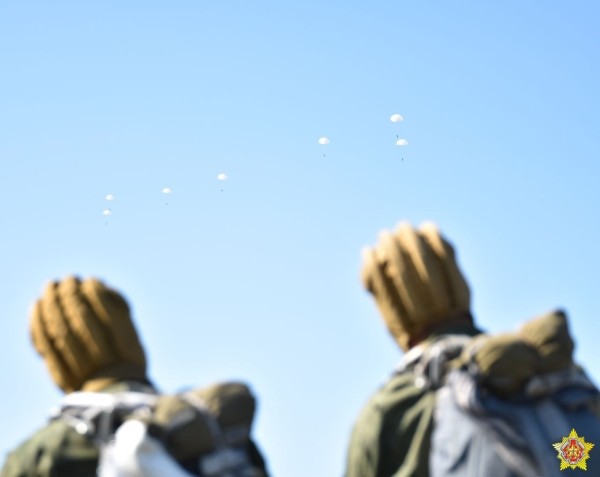 Под Брестом с вертолета десантировались более 200 военнослужащих