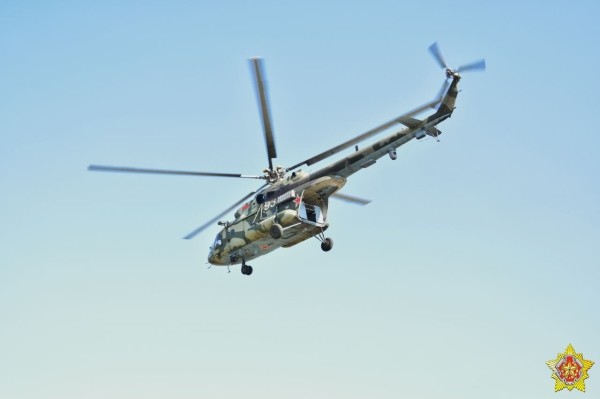 Под Брестом с вертолета десантировались более 200 военнослужащих