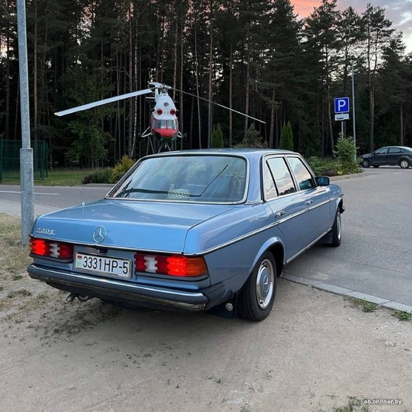 «Машинка для ценителей». Сколько стоит 40-летний Mercedes невероятного голубого цвета?