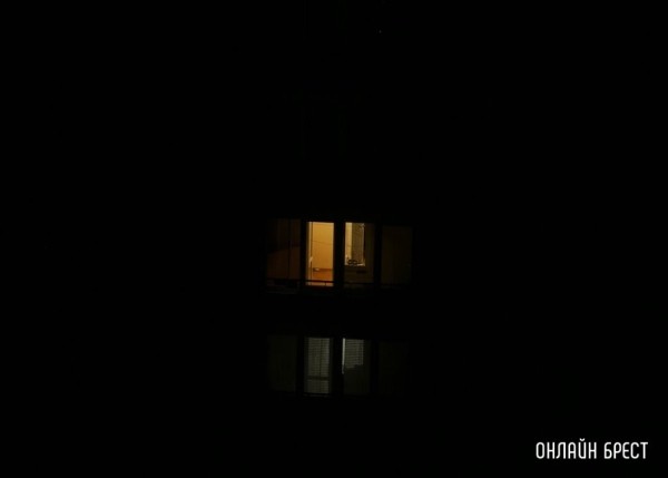 «Мой сосед ходит голым по квартире и выходит на балкон, штор нет. Имеет право?». Отвечает участковый