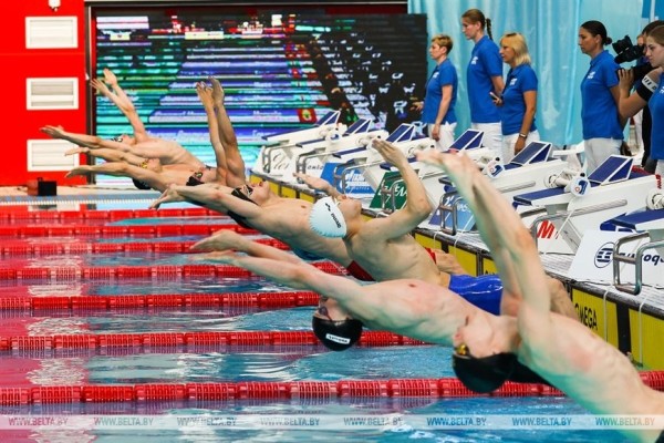 Более 300 пловцов из Беларуси и России соревнуются в Бресте