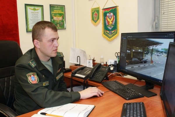 «Одни по 20 часов стоят, другие за ночь $500 делают». Репортаж из пункта пропуска «Брест — Тересполь»