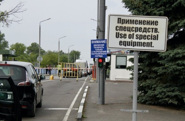 «Одни по 20 часов стоят, другие за ночь $500 делают». Репортаж из пункта пропуска «Брест — Тересполь»