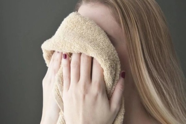 Белорусский врач рассказала, почему летом не рекомендуется протирать лицо льдом