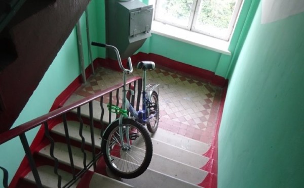 Как поступить, если велосипеды соседей мешают проходу на лестничной клетке