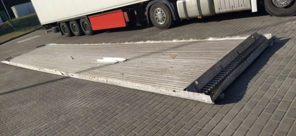 В Литве в белорусской фуре после рентгена просверлили пол – табачная пыль выдала тайник