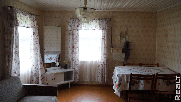 «Первое время спала в обнимку с кочергой». Белоруска сберегла столетний семейный дом — и не жалеет