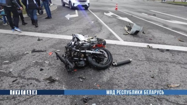 В Гомеле мотоциклиста отбросило на 40 метров после столкновения с такси. Очень жесткие кадры В Гомеле мотоциклиста отбросило на 40 метров после столкновения с такси. Очень жесткие кадры