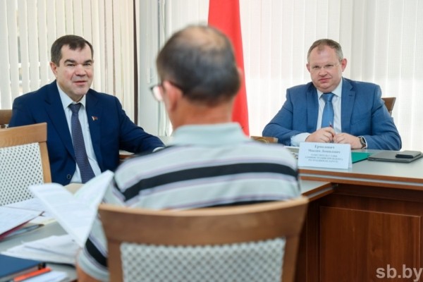 Земельные споры, энергоснабжение – с какими проблемами обратились брестчане к Ермоловичу на приеме граждан