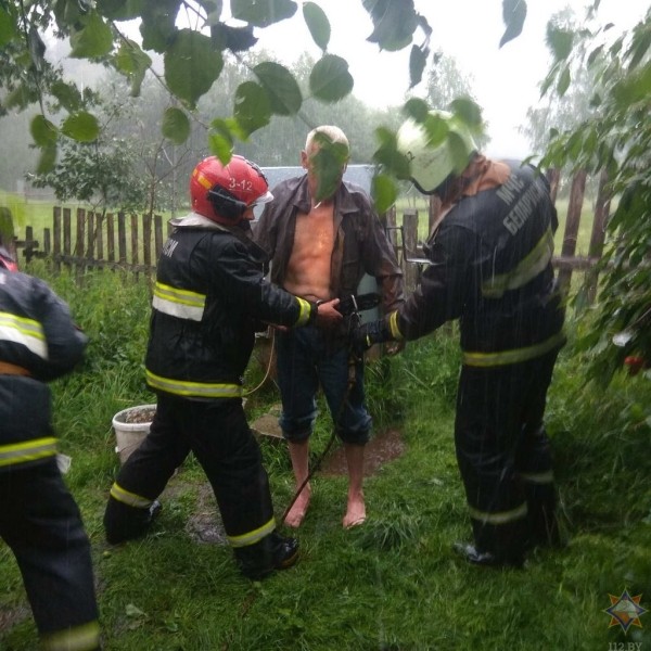 В Брестской области мужчина спустился за ведром в глубокий колодец. Что было дальше