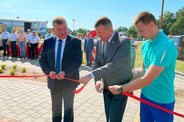 В Кобрине на набережной открыли воркаут-площадку