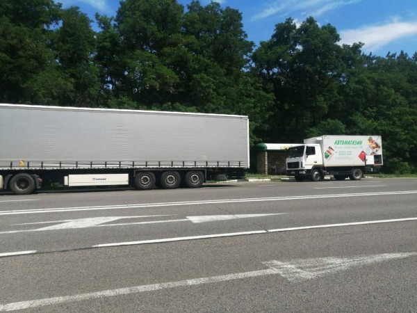 Очередь из большегрузных автомобилей, ожидающих своего проезда на погранпереходе «Козловичи», растянулась на километры