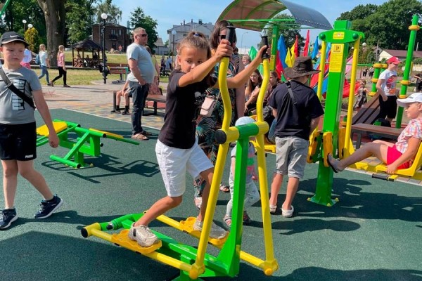 В Кобрине на набережной открыли воркаут-площадку