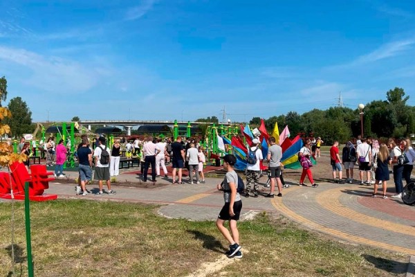 В Кобрине на набережной открыли воркаут-площадку