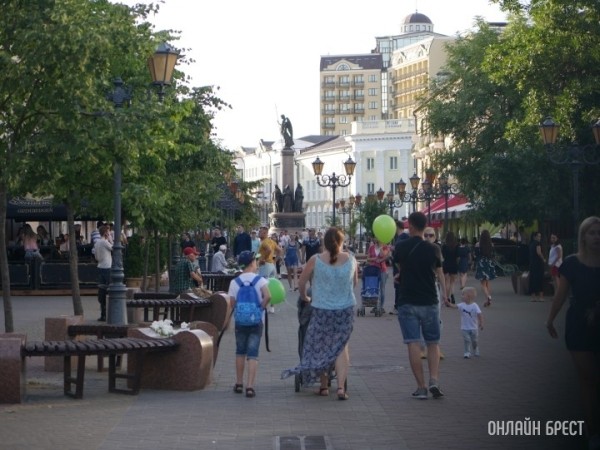 Повысят пособия, выплатят матпомощь, откроют новые авиарейсы – что еще изменится в августе