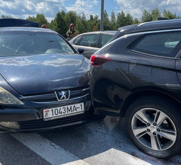 Очевидец: автомобиль с польскими номерами протаранил очередь на границе