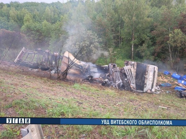 Под Витебском в кювет опрокинулась фура с опасным грузом и загорелась