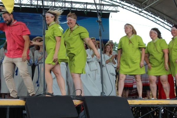 Дискотека, лазерное шоу, красочный фейерверк. Смотрите, как в Пинском районе прошел гастрономический и экологический фестиваль «Полесский вьюн»