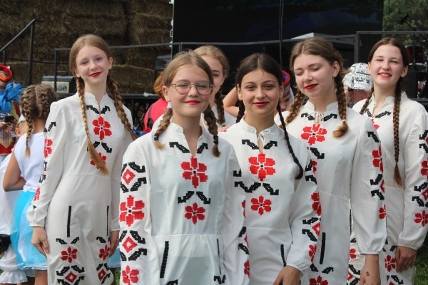 Дискотека, лазерное шоу, красочный фейерверк. Смотрите, как в Пинском районе прошел гастрономический и экологический фестиваль «Полесский вьюн»