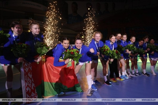 Горячая поддержка трибун, атмосфера дружбы и уважения на Играх. В Бресте наградили девушек-гандболисток