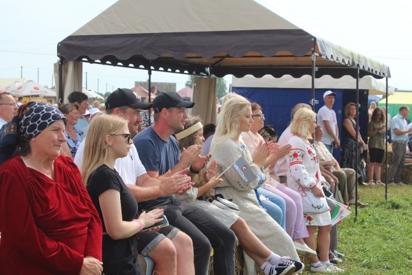 Дискотека, лазерное шоу, красочный фейерверк. Смотрите, как в Пинском районе прошел гастрономический и экологический фестиваль «Полесский вьюн»