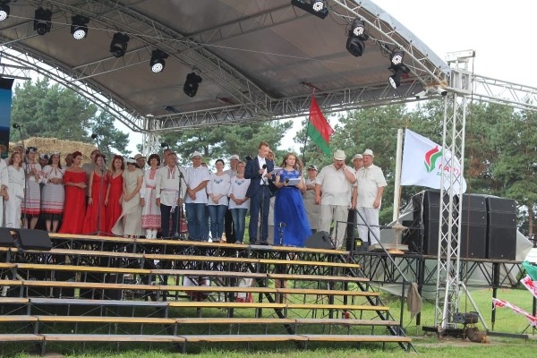 Дискотека, лазерное шоу, красочный фейерверк. Смотрите, как в Пинском районе прошел гастрономический и экологический фестиваль «Полесский вьюн»