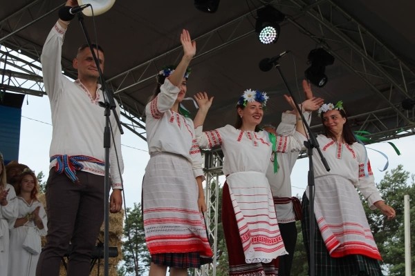 Дискотека, лазерное шоу, красочный фейерверк. Смотрите, как в Пинском районе прошел гастрономический и экологический фестиваль «Полесский вьюн»