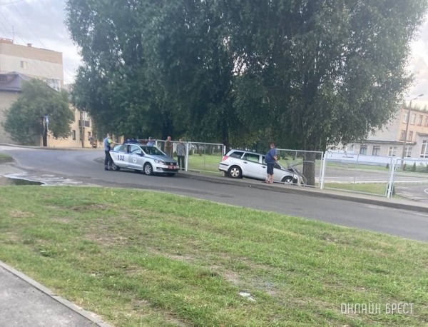 В Бресте пьяный водитель снес забор и врезался в дерево