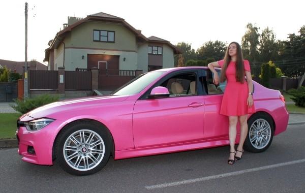 «Желающих купить эту машину предостаточно!» Девушка на розовом BMW F30 рассекает по улицам Бреста. Кто она такая?