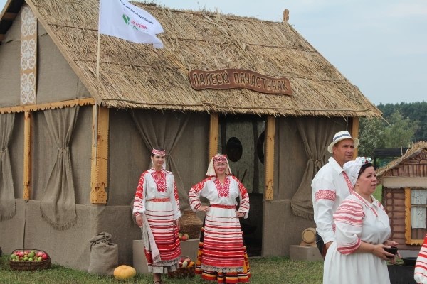 Дискотека, лазерное шоу, красочный фейерверк. Смотрите, как в Пинском районе прошел гастрономический и экологический фестиваль «Полесский вьюн»