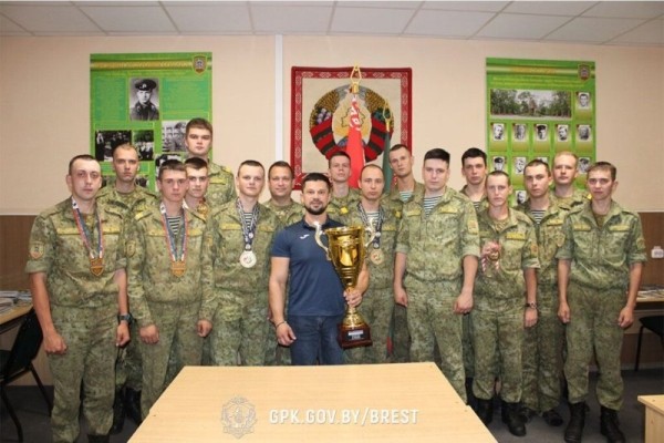 Виктор Братченя, 18-кратный Чемпион мира по армрестлингу, посетил пограничную заставу «Казимирово»