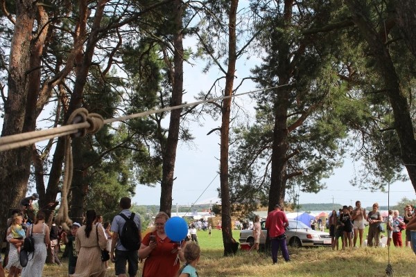 Дискотека, лазерное шоу, красочный фейерверк. Смотрите, как в Пинском районе прошел гастрономический и экологический фестиваль «Полесский вьюн»