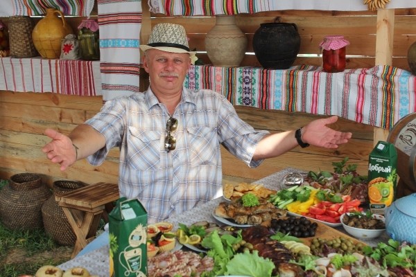 Дискотека, лазерное шоу, красочный фейерверк. Смотрите, как в Пинском районе прошел гастрономический и экологический фестиваль «Полесский вьюн»