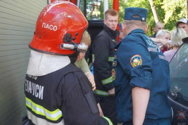 В Могилеве в салоне машины оказались заблокированы близняшки