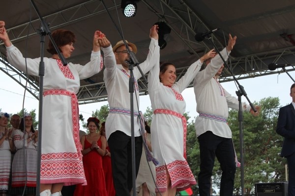 Дискотека, лазерное шоу, красочный фейерверк. Смотрите, как в Пинском районе прошел гастрономический и экологический фестиваль «Полесский вьюн»