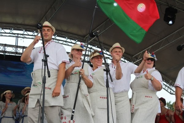 Дискотека, лазерное шоу, красочный фейерверк. Смотрите, как в Пинском районе прошел гастрономический и экологический фестиваль «Полесский вьюн»