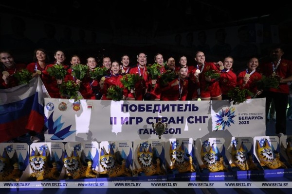 Горячая поддержка трибун, атмосфера дружбы и уважения на Играх. В Бресте наградили девушек-гандболисток