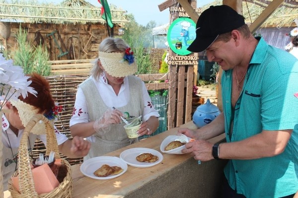 Дискотека, лазерное шоу, красочный фейерверк. Смотрите, как в Пинском районе прошел гастрономический и экологический фестиваль «Полесский вьюн»