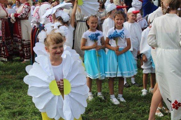 Дискотека, лазерное шоу, красочный фейерверк. Смотрите, как в Пинском районе прошел гастрономический и экологический фестиваль «Полесский вьюн»