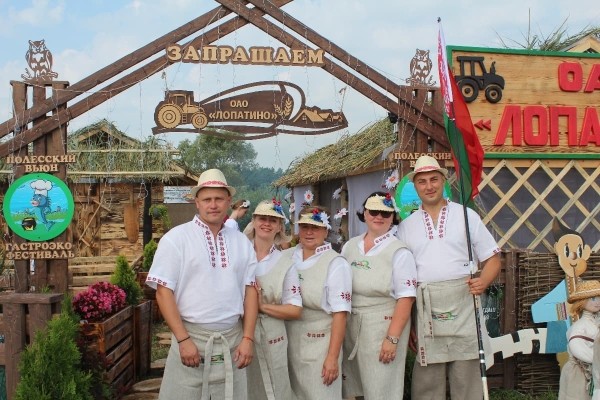 Дискотека, лазерное шоу, красочный фейерверк. Смотрите, как в Пинском районе прошел гастрономический и экологический фестиваль «Полесский вьюн»