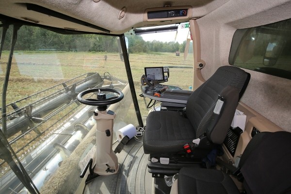 Водитель самого крутого комбайна в Беларуси: «За 1 000 рублей в поле точно бы не работал!»